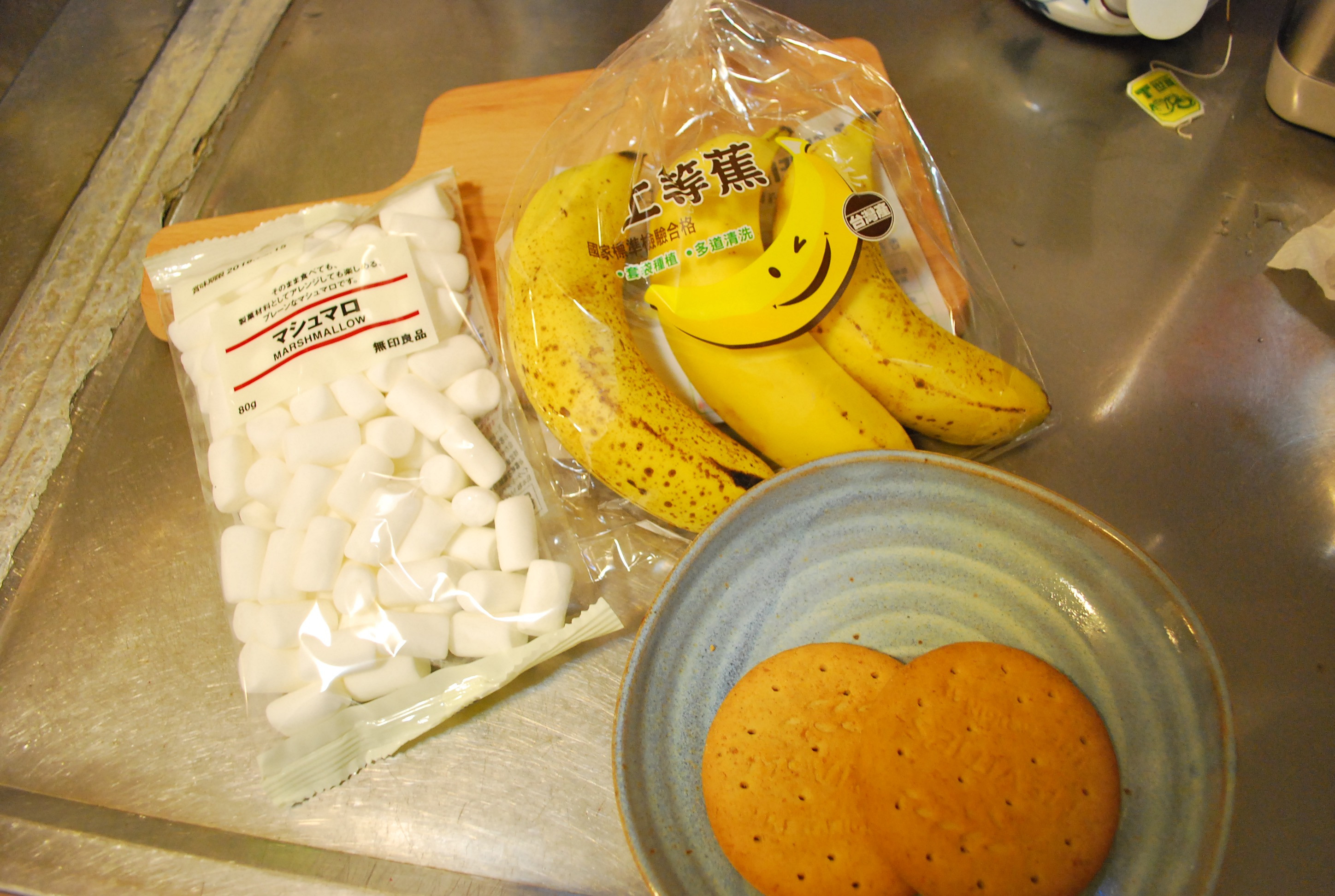 菠蘿與棉花糖搭配的恐怖派對美食。（菠蘿和棉花糖搭配恐怖