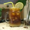 自製黑檸檬飲品,為萬聖節派對增加色彩