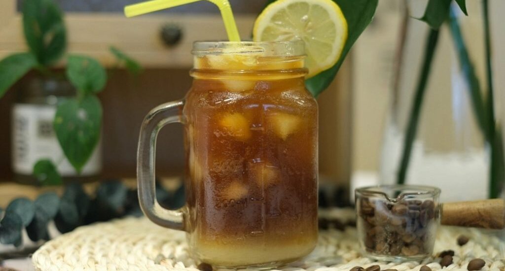 自製黑檸檬飲品，為萬聖節派對增加色彩