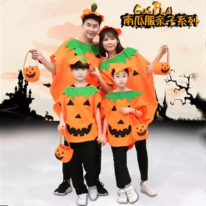 一家人打扮成南瓜慶祝萬聖節。