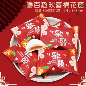盤子裡的中國糖果，上面有漢字。